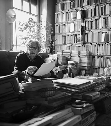 Portrait dans une bibliothèque
