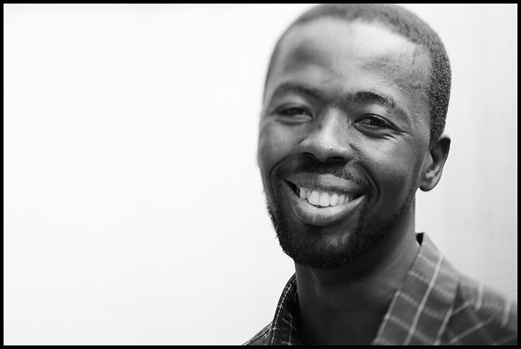 Portrait d'un homme souriant, chemise à carreaux
