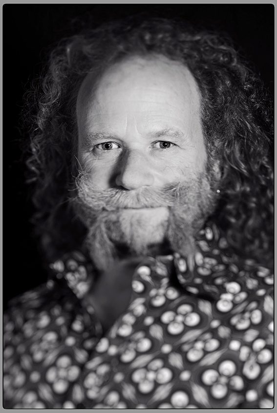 Portrait d'un homme aux cheveux longs sur fond noir