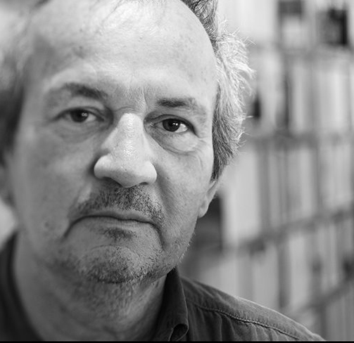 Portrait d'un homme devant un mur de briques